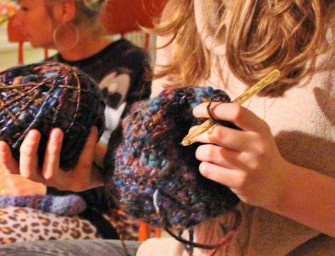 Nachbarschafts-Mode: Die Rückkehr der privaten Häkel- und Strickpartys