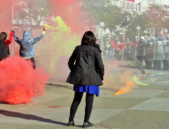 Omer Kriegers Kunst-Protest: NOW (The Clash) live – Bürger gegen Polizei!