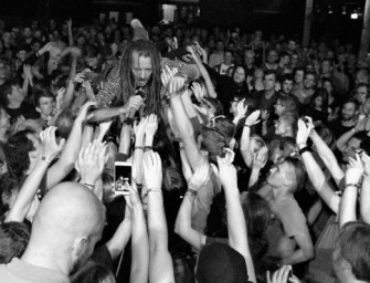 Double-Stagediving – Mit BAZZOOKAS hinter den Kulissen