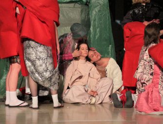 A+ hinterfragt Mode mit cooler HAW Fashion-Show