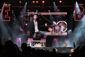 Live: Mit den „Herrlich“ Brothers auf der Bühne Autos weggezaubert