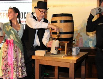 Senatsbock-Anstich: Karl Dall haut den BLOCKBRÄU-Hammer