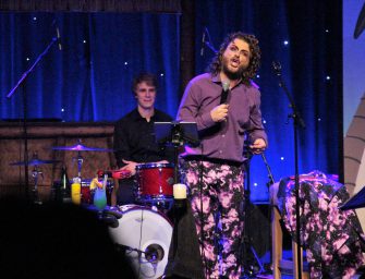 Rauchen und Saufen im Theater – Der alte Kay Ray ist zurück