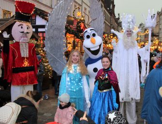 Weihnachtsmarkt Schwerin: Figuren-Parade mit Kirchenflair
