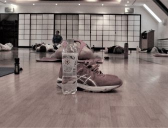 Vom Kater zur Raubkatze: Mit Yoga-Kraft Bauchspeck weg