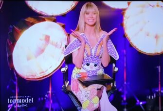 #GNTM 17: Heidi Klum ließ sich von Jeremy Scott zum Osterhasen stylen