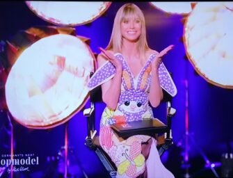 #GNTM 17: Heidi Klum ließ sich von Jeremy Scott zum Osterhasen stylen