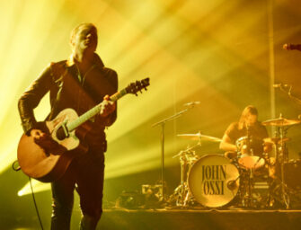 JOHNOSSI: Von Garagen Rock bis zu Klavier-getriebenen, psychedelischen Klängen