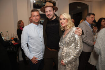 Juliane Golbs: Auf Vernissage zu Weihnachten in Ottensen Familienglück verkündet