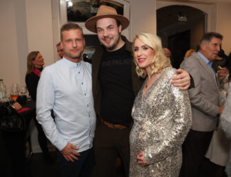 Juliane Golbs: Auf Vernissage zu Weihnachten in Ottensen Familienglück verkündet