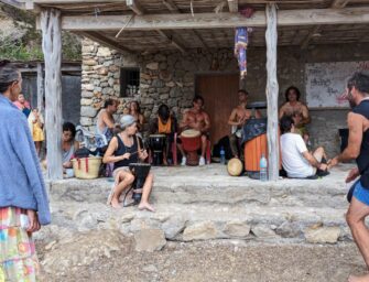Ibiza: Hippie Bucht Cala Benirrás – Wochentags sind die Trommeln zurück
