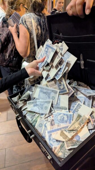 ZWEI ZU EINS: Ein Kino Sommerhit? Falsches DDR-Geld auf Hamburg-Premiere