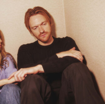 FINNEAS KEHRT ZURÜCK, MIT NEUER SINGLE UND VIDEO “FOR CRYIN’ OUT LOUD!”