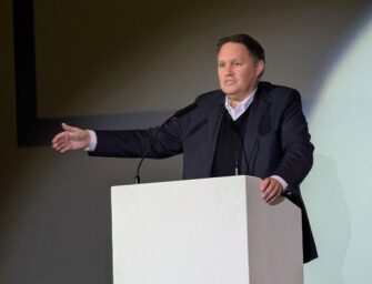 FFHH24: Kultursenator Carsten Brosda hält schnelle Rede zum Opening