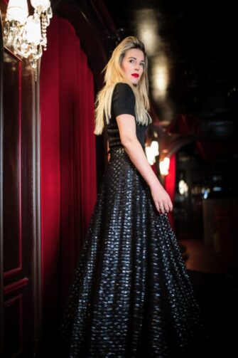 Lena Hoschek im Talk: Sabine Schnabel trägt ihren besonderen Look