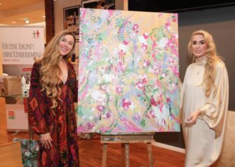 Für NCL-Stiftung: Joss Stone X Juliane Golbs – Künstlerinnen geben Bild frei