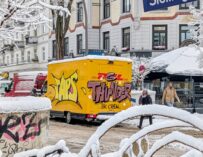 „Post-Graffiti“: DHL bestimmt das fahrende Stadtbild mit bunten Schriftzügen