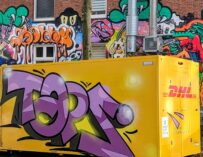 „Post-Graffiti“: DHL bestimmt das fahrende Stadtbild mit bunten Schriftzügen