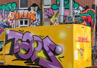„Post-Graffiti“: DHL bestimmt das fahrende Stadtbild mit bunten Schriftzügen