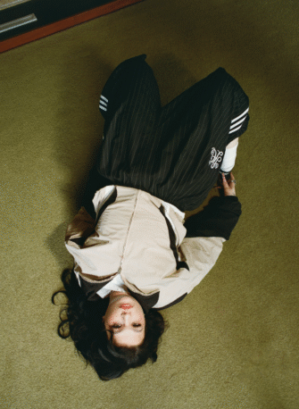 LOLA YOUNG: NEUE SINGLE „FROM DOWN HERE“ – jetzt zum reinhören