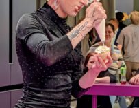 Aria Addams performt auf BOSCH Stand der IFA Berlin mit Cupcake Area