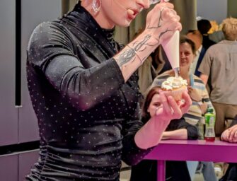 Aria Addams performt auf BOSCH Stand der IFA Berlin mit Cupcake Area