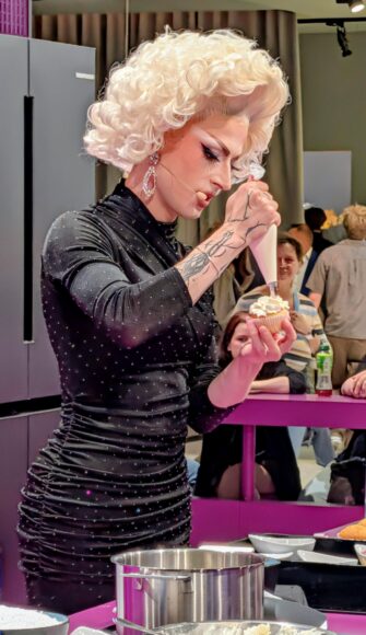 Aria Addams performt auf BOSCH Stand der IFA Berlin mit Cupcake Area